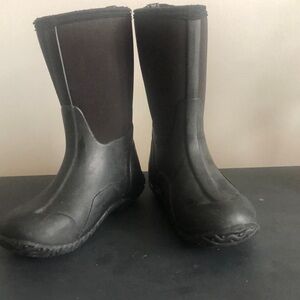 Bogs, black. Youth size 4.